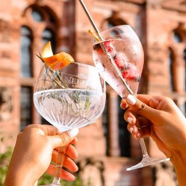 Zwei Gläser mit Cocktails – Genussmomente in Bars und Restaurants