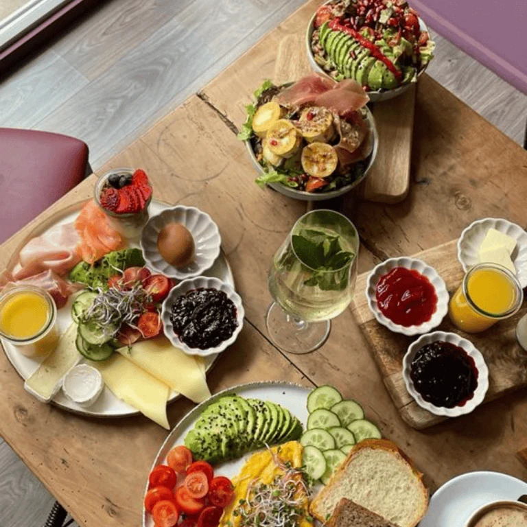 Liebevoll angerichteter Brunch mit verschiedenen Speisen
